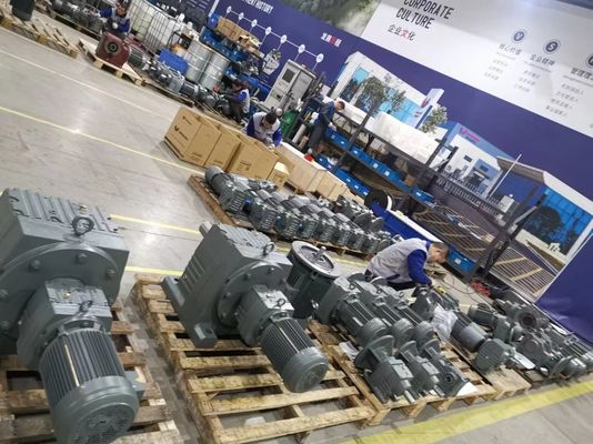 Wanshsin F سری Helical Gear Reducer Ac Electric Bevel Gear Motor For Conveyor